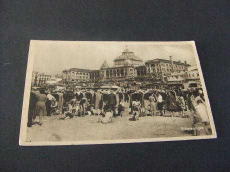 Scheveningen strand vol met badgasten en oude hokjes